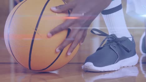 Animation-Von-Lichtpunkten-über-Verschiedenen-Schulkindern,-Die-Im-Fitnessstudio-Basketball-Spielen