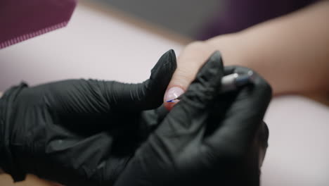 una mujer haciendo una manicura.