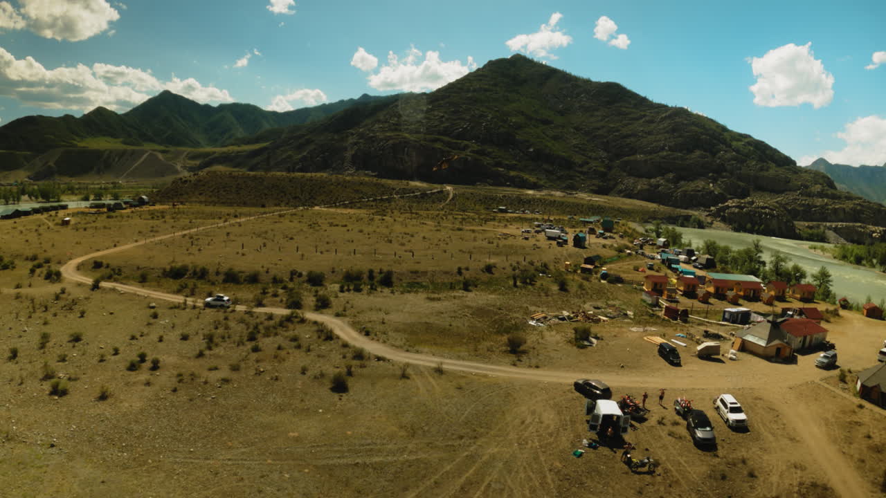 독수리가 캠프 위를 날아서 산강을 향해 날아다니며, 먹이 새는 관광 기지 위에서 혼자 날아다닌다, 그리고 사막의 고지대에서 강을 휘두르며, 야생 자연을 발견한다.