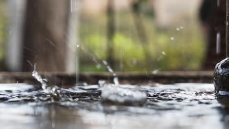 gotas de agua cayendo en una fuente desde arriba en cámara lenta en granada, españa