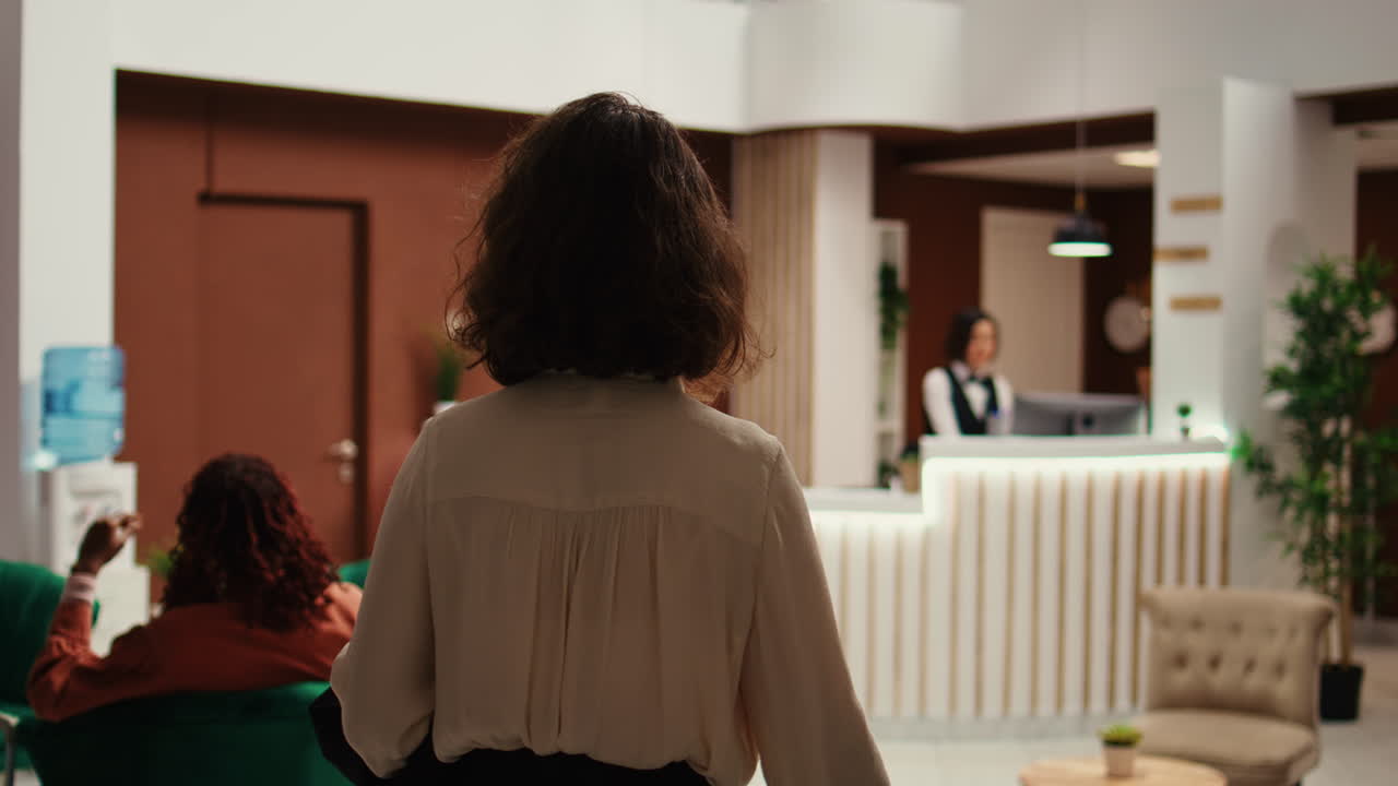 Donna d'affari che effettua il check-in in un hotel di lusso