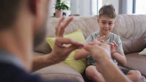 Kaukasischer-Mann-Verbringt-Gemeinsam-Zeit-Mit-Seinem-Sohn