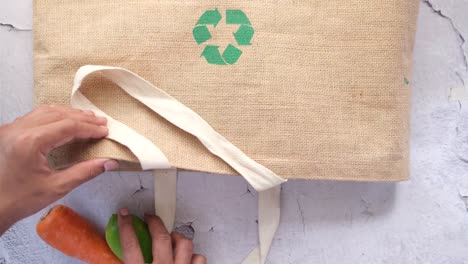 bolsa de compras reutilizable con productos frescos