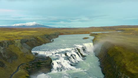 Malerische-Landschaft-Eines-Wasserfalls-Im-Goldenen-Kreis-Islands-Mit-Einem-Berg-Als-Hintergrund,-Panoramablick-Auf-Die-Natur