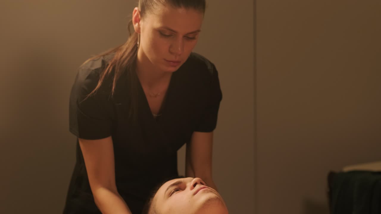 Massagista profissional realizando massagem relaxante