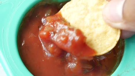 sumergiendo las tortillas en la salsa