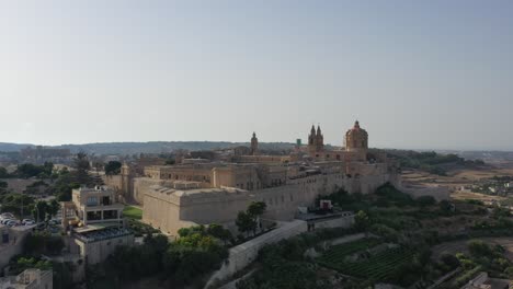 vista aérea ascendente de la fortaleza de mdina en malta con movimiento inclinado hacia abajo
