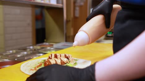 el chef está preparando un delicioso envoltorio.