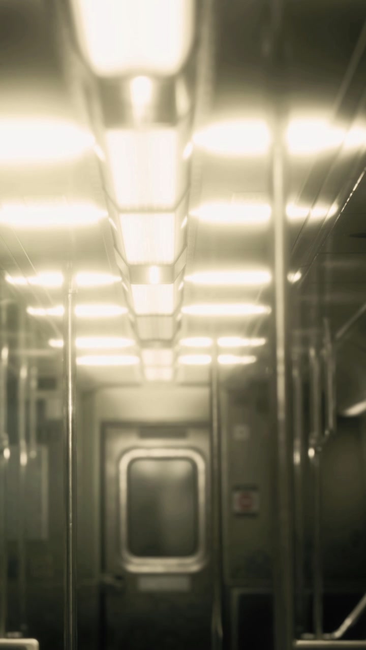 Interno di un treno con luci intense e sedili vuoti a tarda sera.