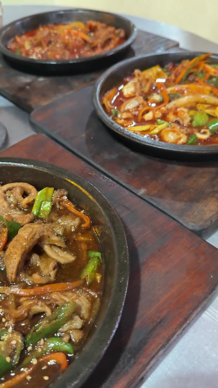 Usus Babi Tumis Korea Mendesir Disajikan di Piring Panas