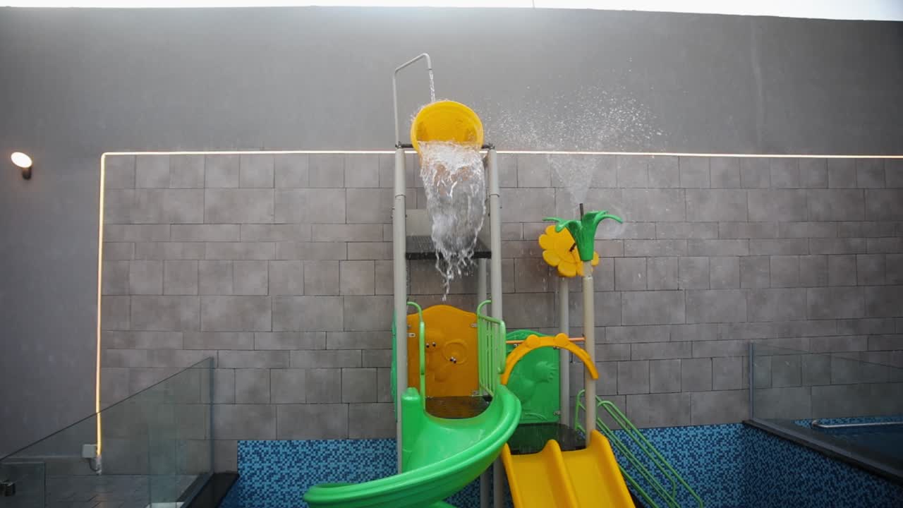 작업 풀 놀이터의 슬로모 팬 오른쪽 샷