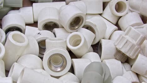 muchos accesorios de tuberías de suministro de agua de pvc blancos de cerca