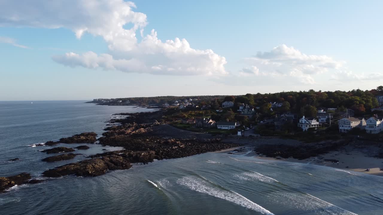 vista aérea de la costa de ogunquit, maine, ee.uu., imágenes de drones del distrito de casas frente al mar y la costa rocosa durante un día soleado