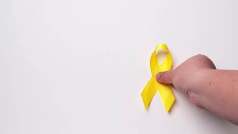 Día-De-La-Prevención-Del-Suicidio,-Mes-De-Concientización-Sobre-El-Cáncer-Infantil,-Sarcoma,-óseo-Y-Vesical-Y-Cinta-Amarilla-Para-Apoyar-La-Vida-Y-La-Enfermedad-De-Las-Personas