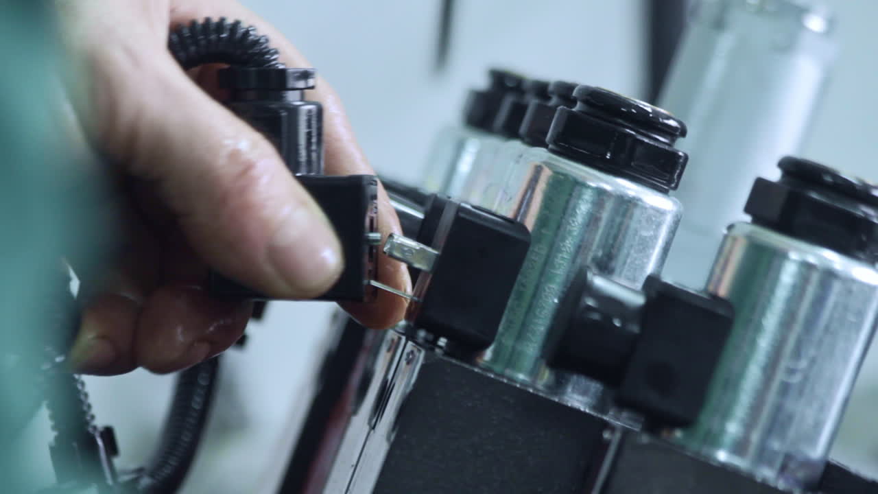trabajador conectando el enchufe de energía a la unidad industrial. conexión del instrumento