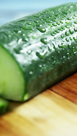 pepino en rodajas en la tabla de cortar