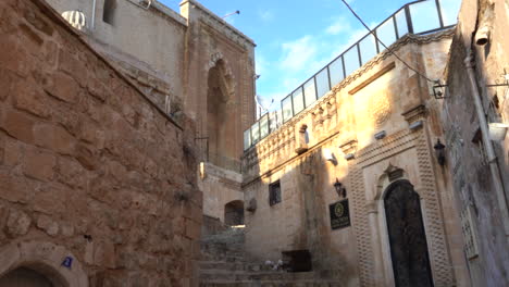 La-Cámara-Escanea-Las-Escaleras-Que-Conducen-A-Zinciriye-Madrasa-Y-Muestra-La-Magnífica-Puerta-Principal-De-La-Madrasa