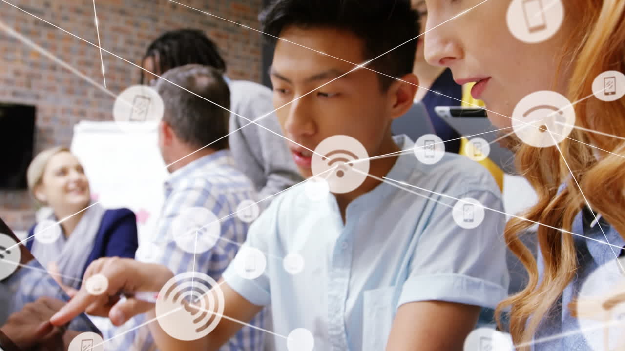 사무실에서 다양한 사업가들과의 연결 네트워크의 활성화