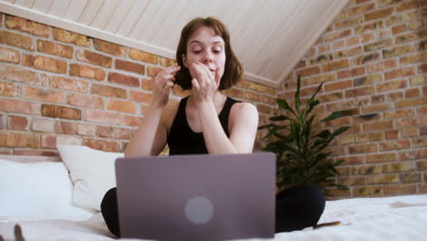 mujer en el dormitorio