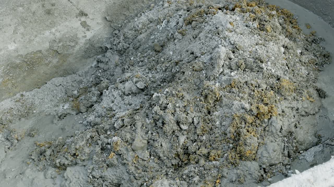 Et detaljeret kig på betonblandingsprocessen på et industrianlæg, der viser de involverede trin.