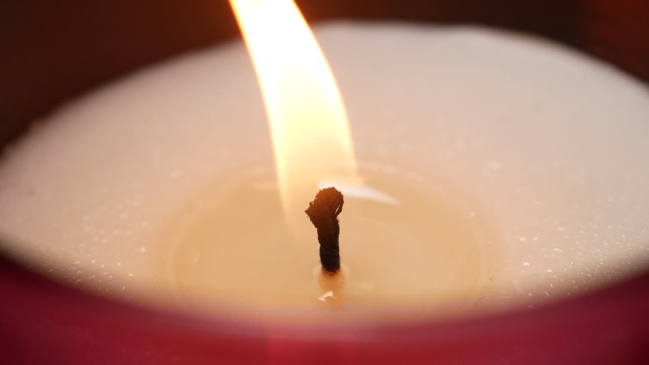 Primo piano di una candela che brucia