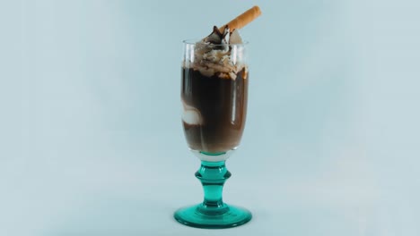 café moca helado con crema y fondo hite en 4k