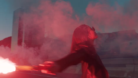 Mujer-Bailando-Con-Bengalas-En-La-Ciudad-Al-Amanecer-Chica-Rebelde-Protestando-En-La-Calle-Con-Fuegos-Artificiales-Movimiento-De-Libertad-Milenaria-Femenina