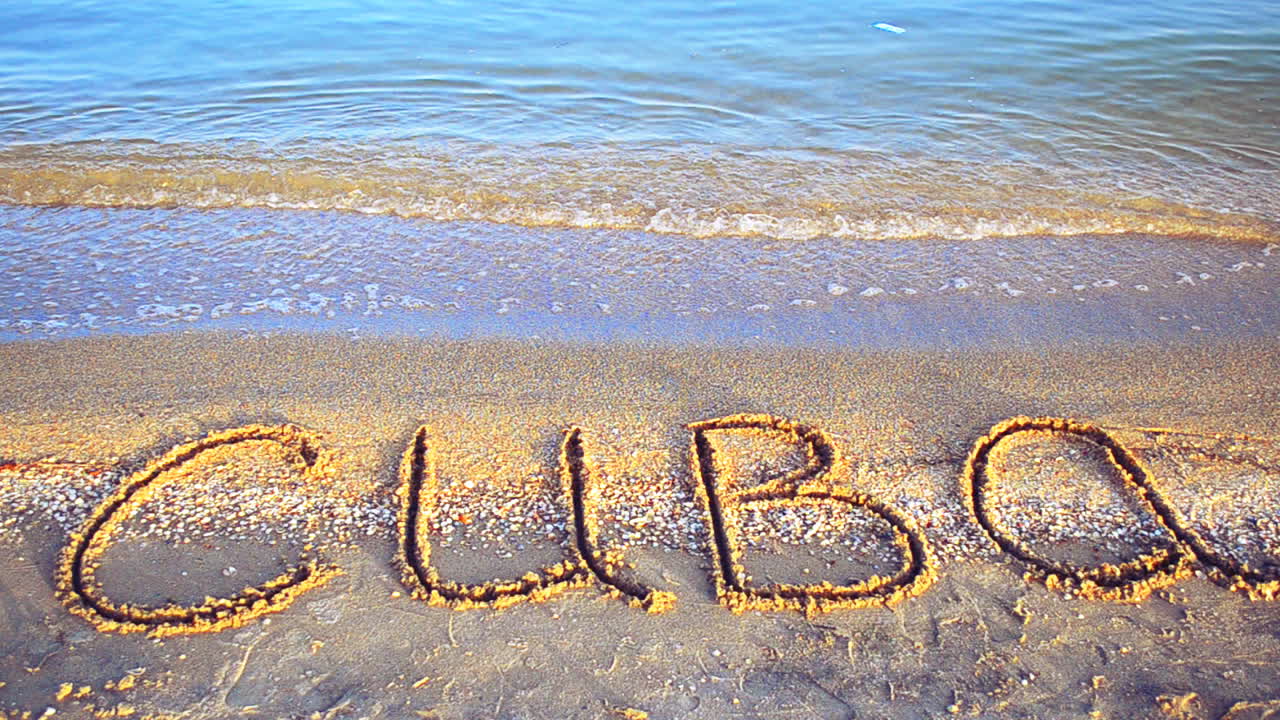 La inscripción 'Cuba' en la arena de la playa