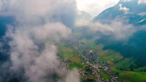 sappada, italia, esquina noreste de los alpes dolomitas. vuelos aéreos de drones fpv.