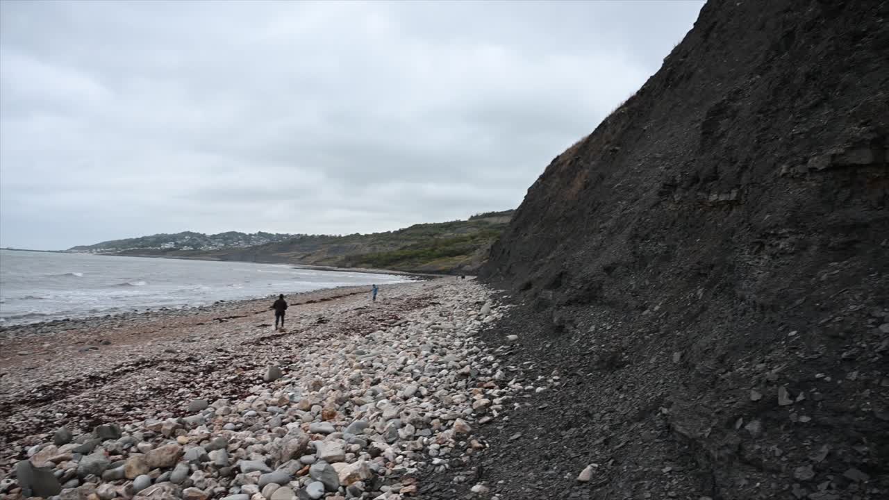 해변에서 양질의 시간을 보내는 두 사람