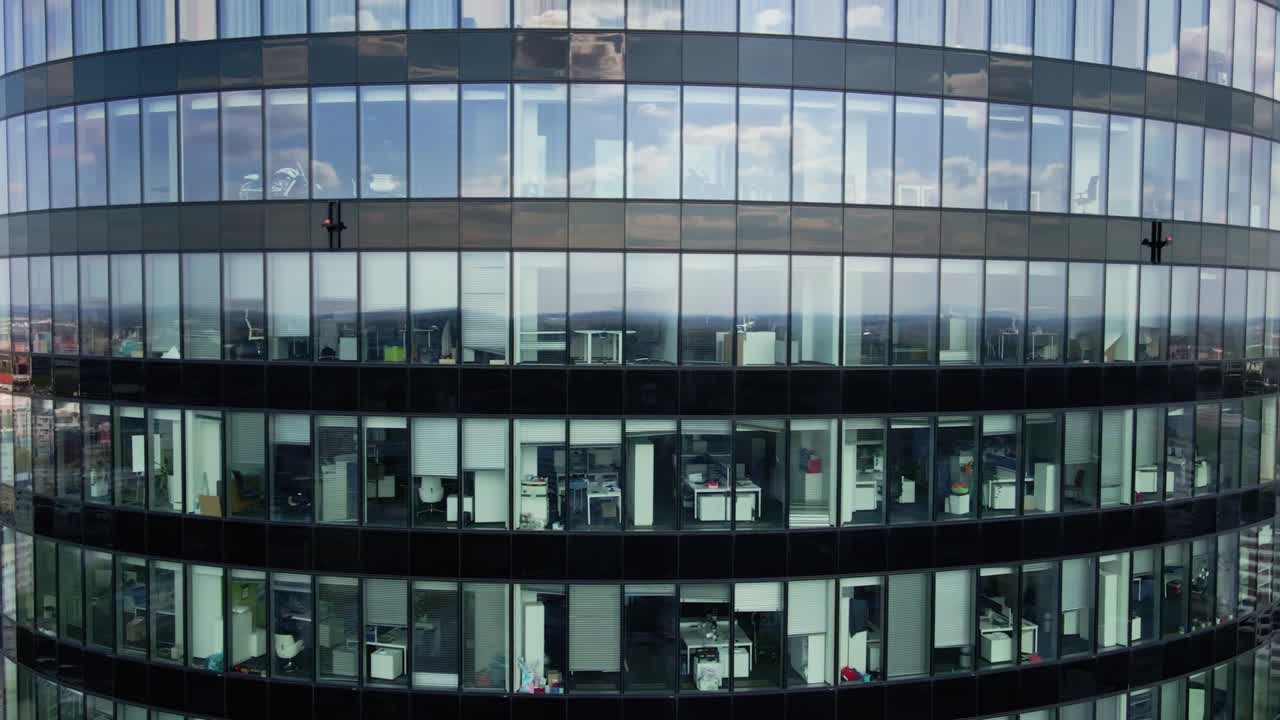 vista aérea de un edificio de oficinas moderno con grandes ventanas