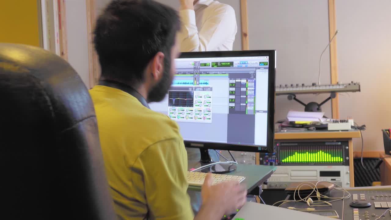 кинокомпозитор создает саундтрек к фильму