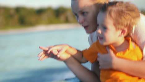 Mutter-Und-Sohn-Genießen-Die-Seefahrt-Mit-Dem-Boot