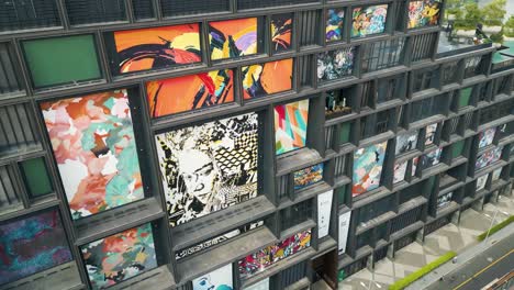 toma aérea reveladora de obras de arte vibrantes en el centro comercial de 1000 árboles en shanghai