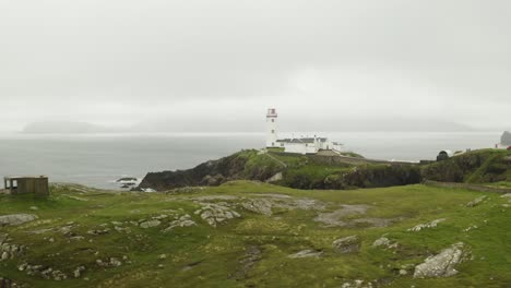 Toma-Aérea-De-Establecimiento-Del-Faro-Solitario-En-Fanad-Head,-Irlanda-Del-Norte