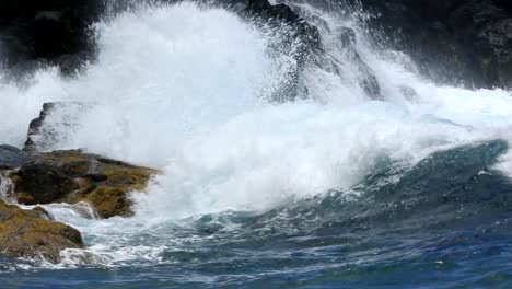 las olas rompen e inundan la tierra