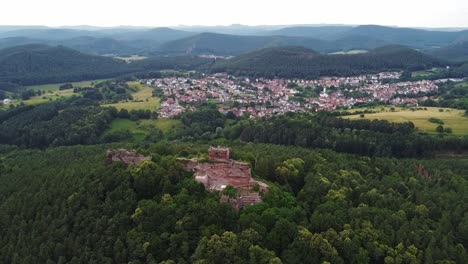 una roca que sobresale por encima de los árboles, ruinas en la roca