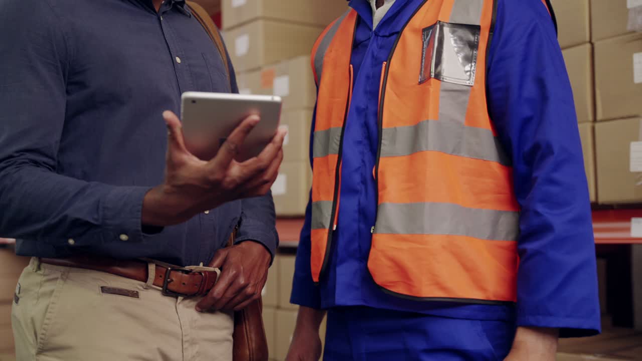 sección media del trabajador del almacén y el gerente estrechando la mano juntos en un gran almacén