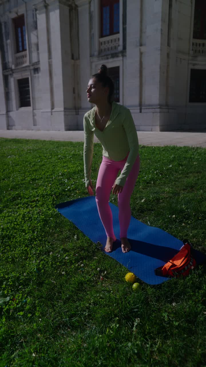 mujer practicando yoga al aire libre