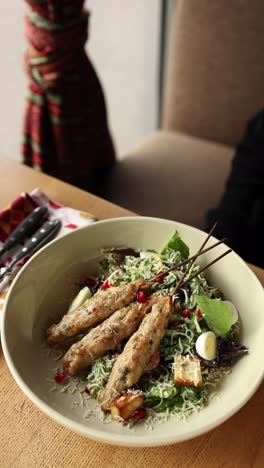 salchichas de pollo con ensalada césar y vino