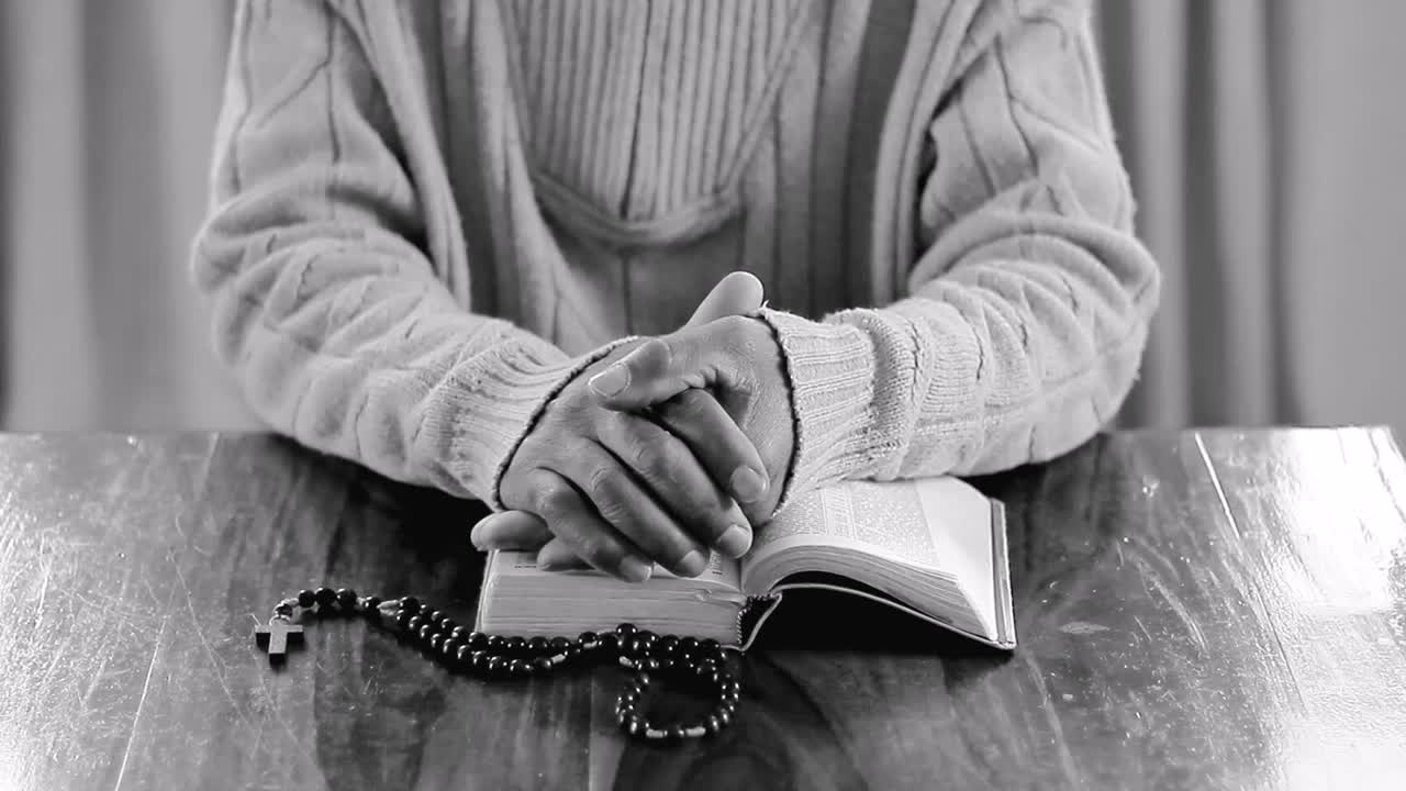 성경으로 하나님께 기도하는 것, 사람들과 함께 충실하게 배하는 것, 스 영상, 스 비디오