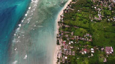 Beautiful-scenery-with-the-division-of-land-and-sea