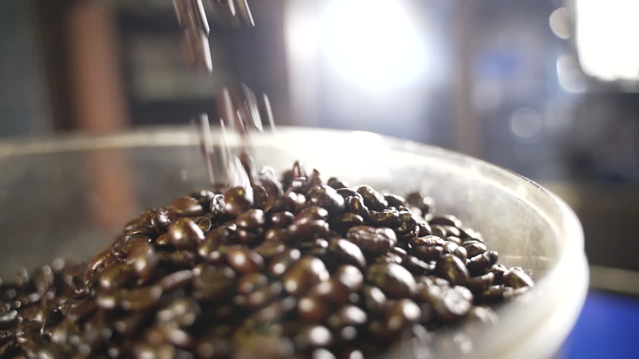 Chicchi di caffè che cadono dall'alto - ripresa laterale