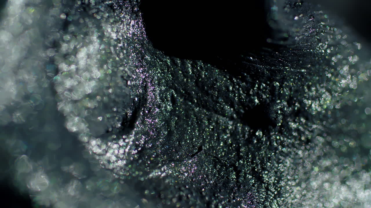 천천히 변화하는 보케와 함께 초점 안팎으로 움직이고 이동하는 회색 추상 형태