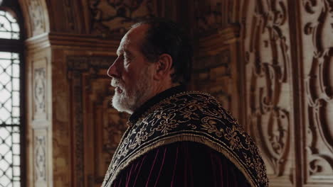 retrato de un dignatario en un entorno histórico