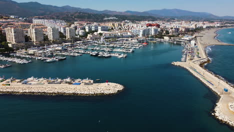 Eine-Drohne-Rotiert-über-Dem-Hafen-Und-Der-Uferpromenade-Von-Estepona,-Spanien