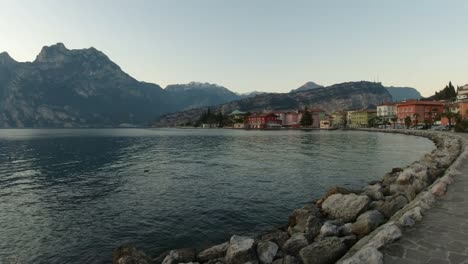 Paisaje-Montañoso-De-La-Orilla-Del-Lago-De-Garda-Desde-Trobole,-Garda,-Italia