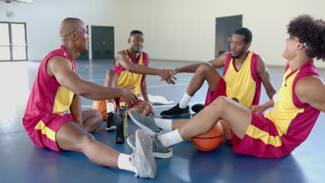 Diversos-Jugadores-De-Baloncesto-Toman-Un-Descanso-En-La-Cancha