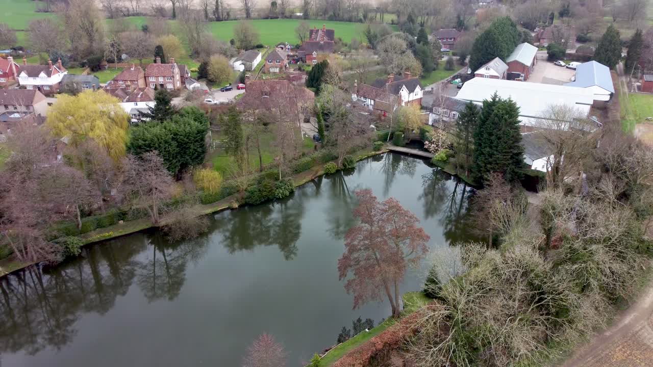 Droner flyver nær Great Stour Little Chart Mill Ponds.