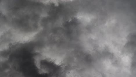 una tormenta oscura en el cielo gris